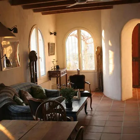 Charming 4-bed In With Private Pool *