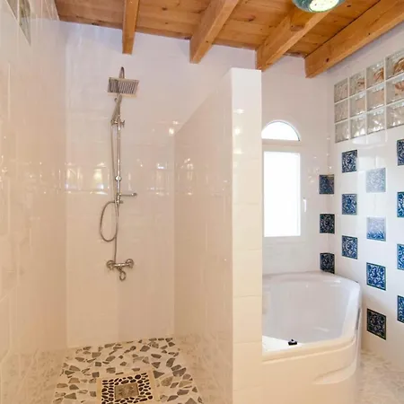 Charming 4-bed In With Private Pool Villa *