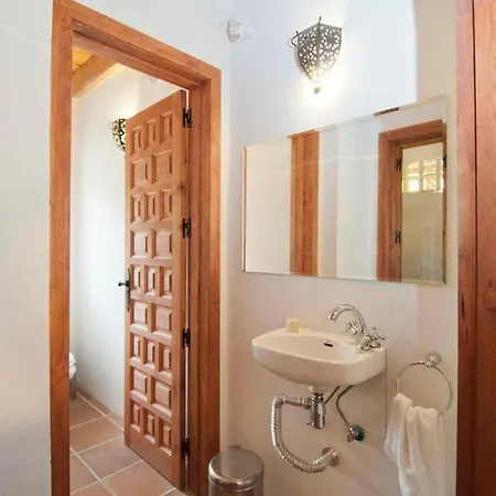 Villa Charming 4-bed In With Private Pool